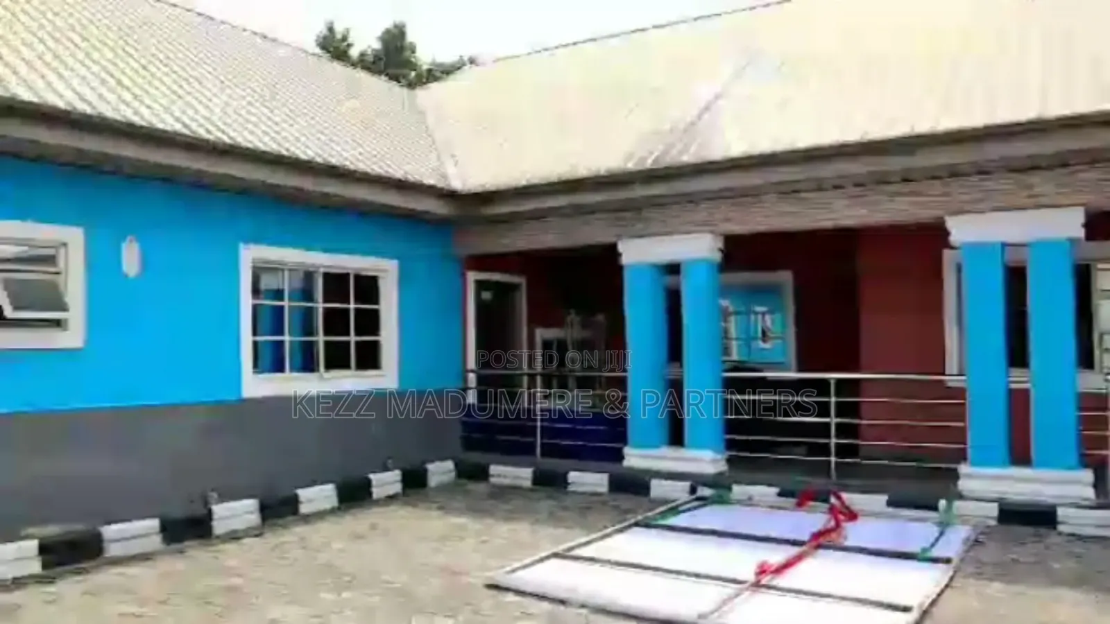 6bdrm Bungalow in Off Iwofe Road , By, Port-Harcourt for sale