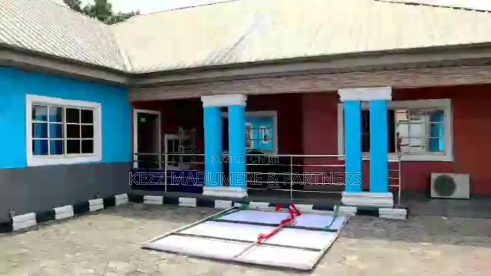 6bdrm Bungalow in Off Iwofe Road , By, Port-Harcourt for sale
