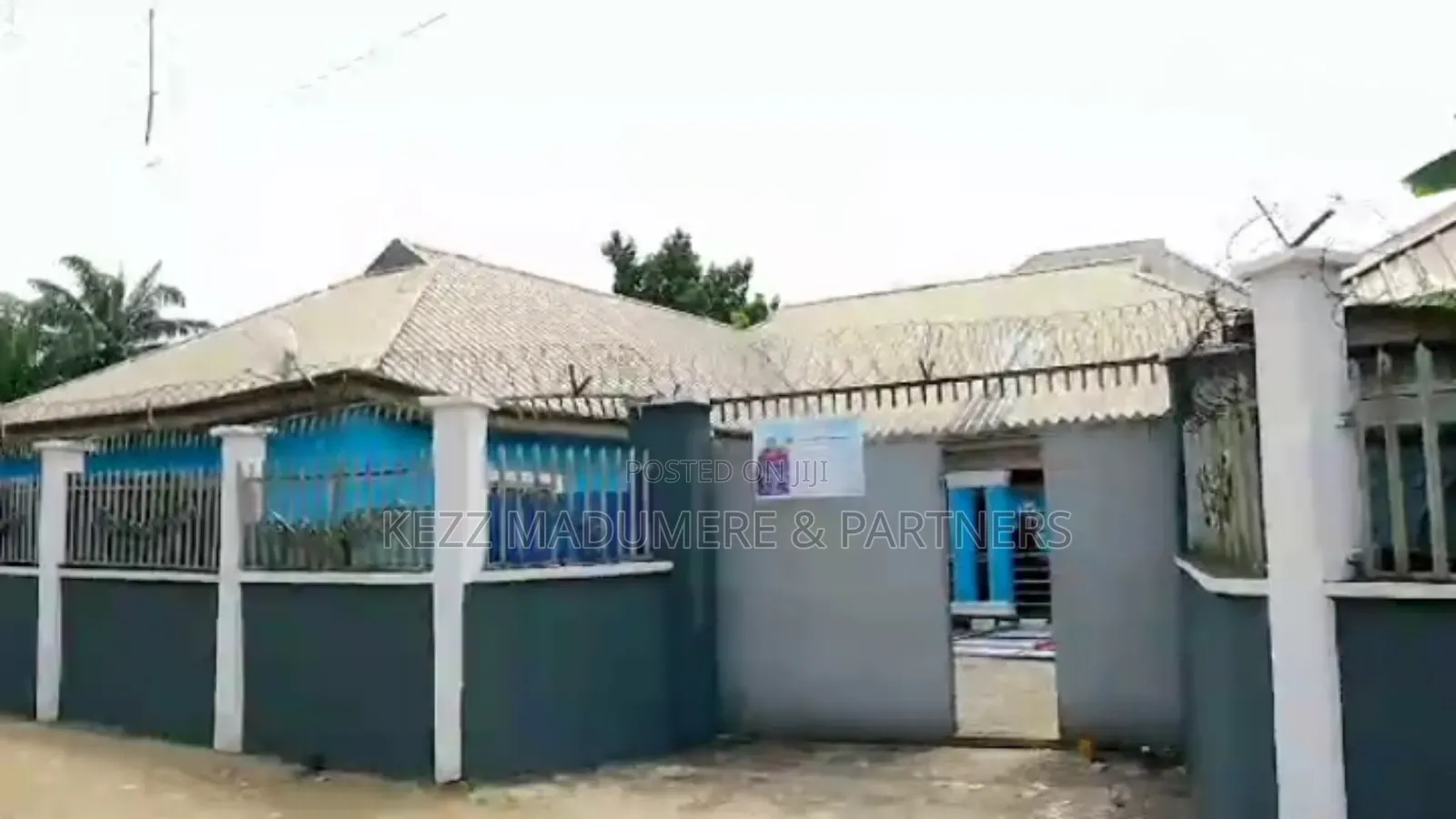 6bdrm Bungalow in Off Iwofe Road , By, Port-Harcourt for sale