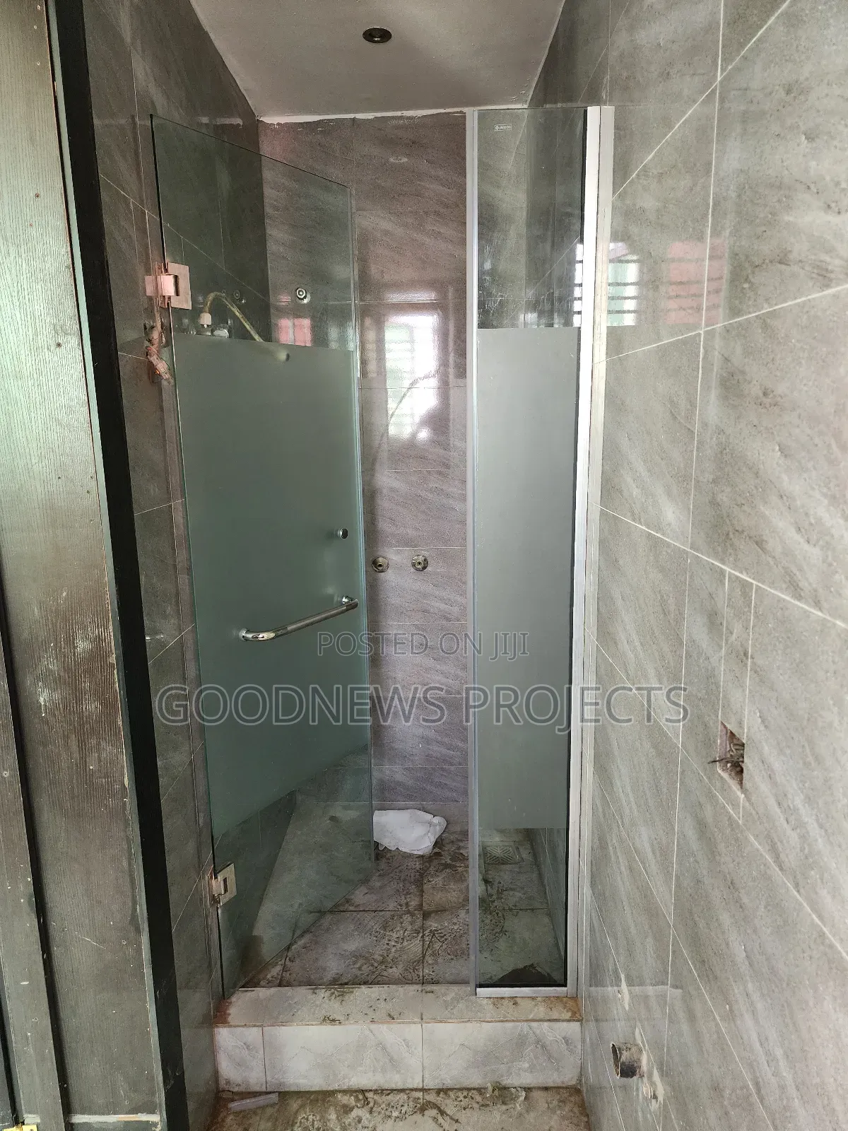 Hinged Cubicle Glass {Frameless}