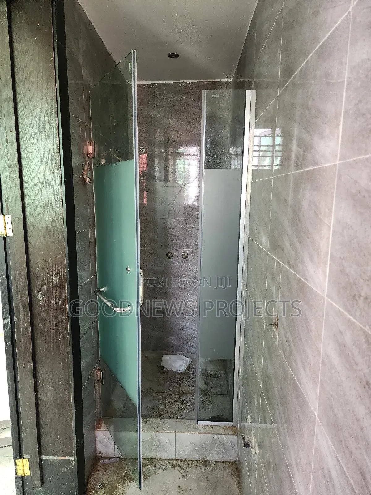 Hinged Cubicle Glass {Frameless}