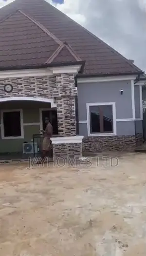 3bdrm Bungalow in Back Of Midwifery, Oshimili South for sale