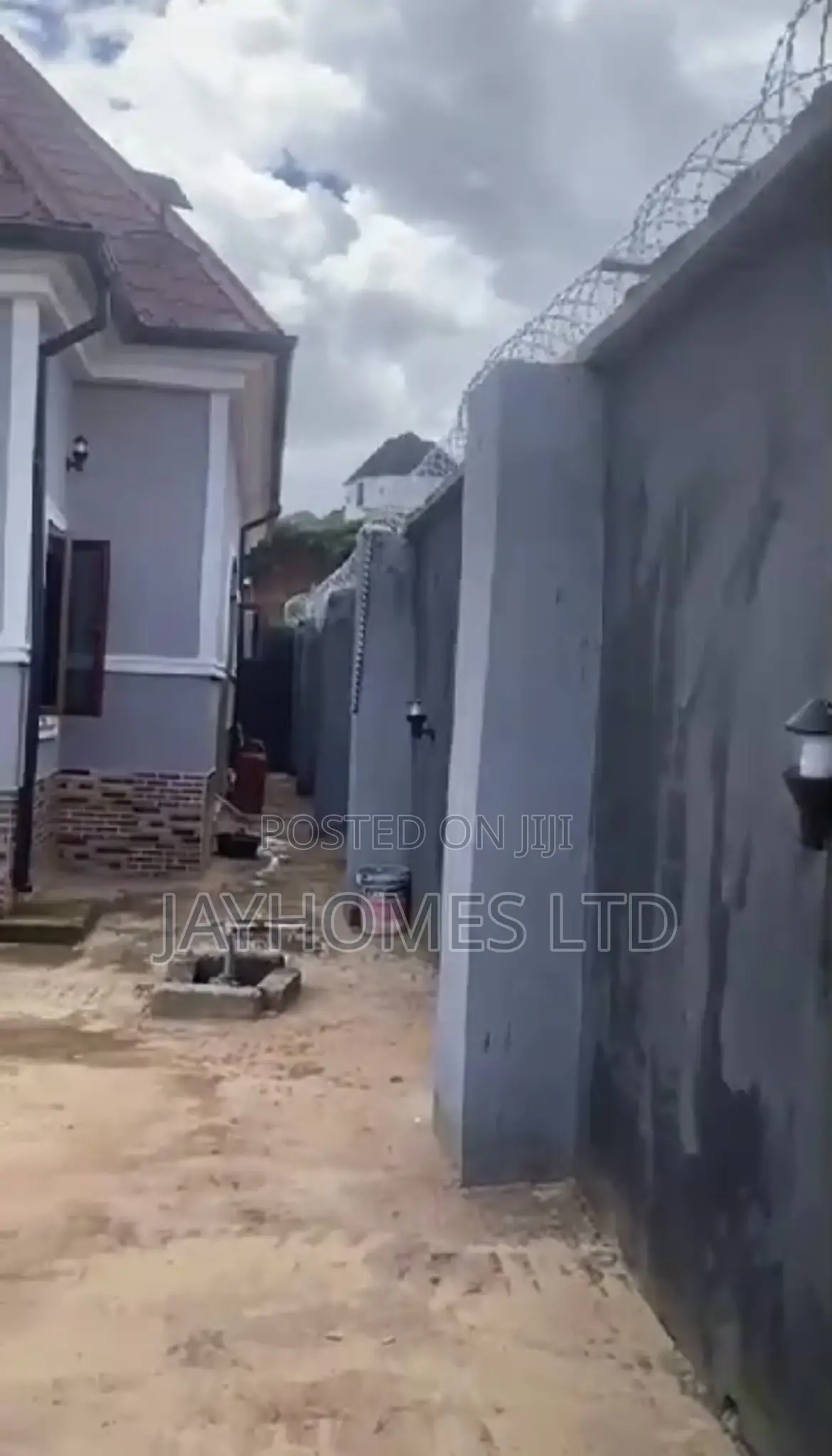 3bdrm Bungalow in Back Of Midwifery, Oshimili South for sale