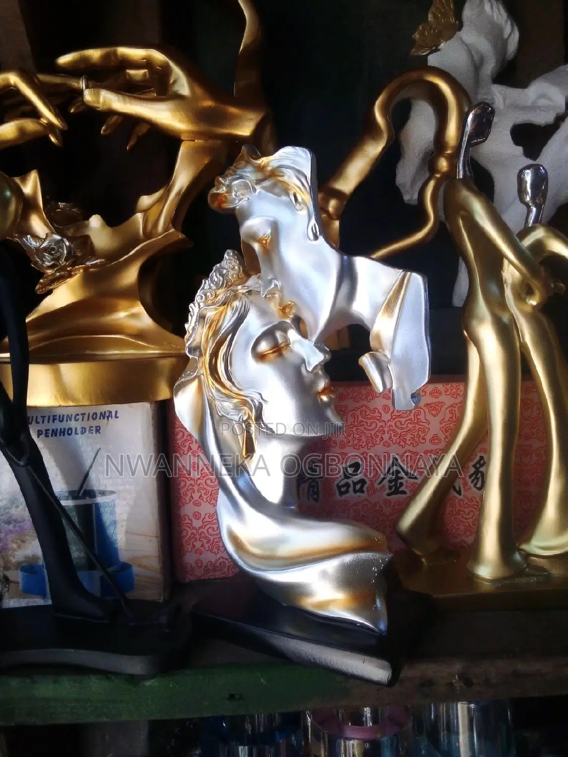 Figurine Kissing Posture Model Craft Sculpture