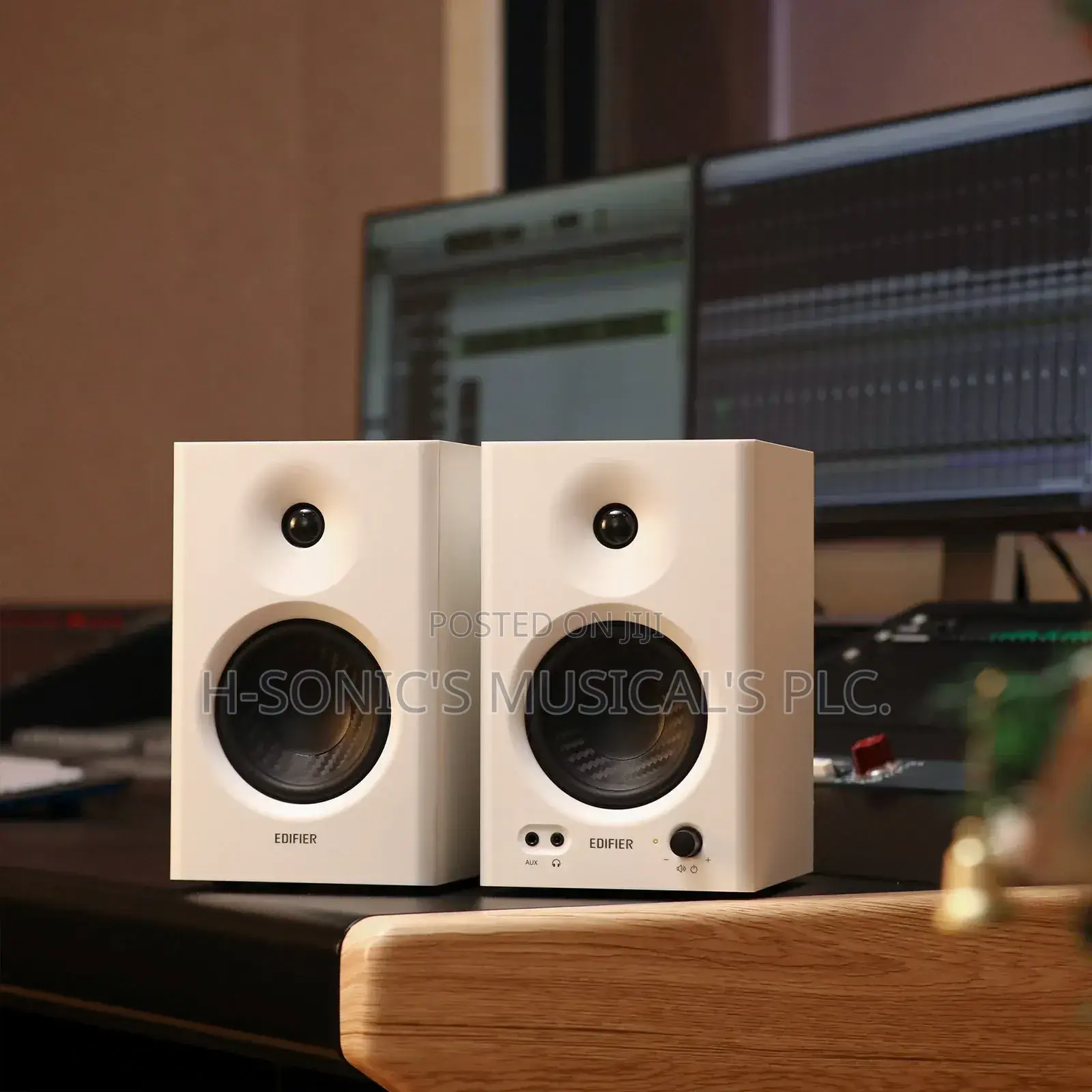 MR4 Edifier Studio Monitor Black and White Color