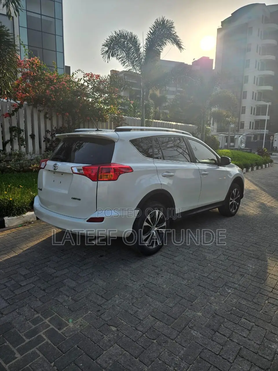 Toyota RAV4 Limited 4dr SUV AWD (2.5L 4cyl 6A) 2015 White