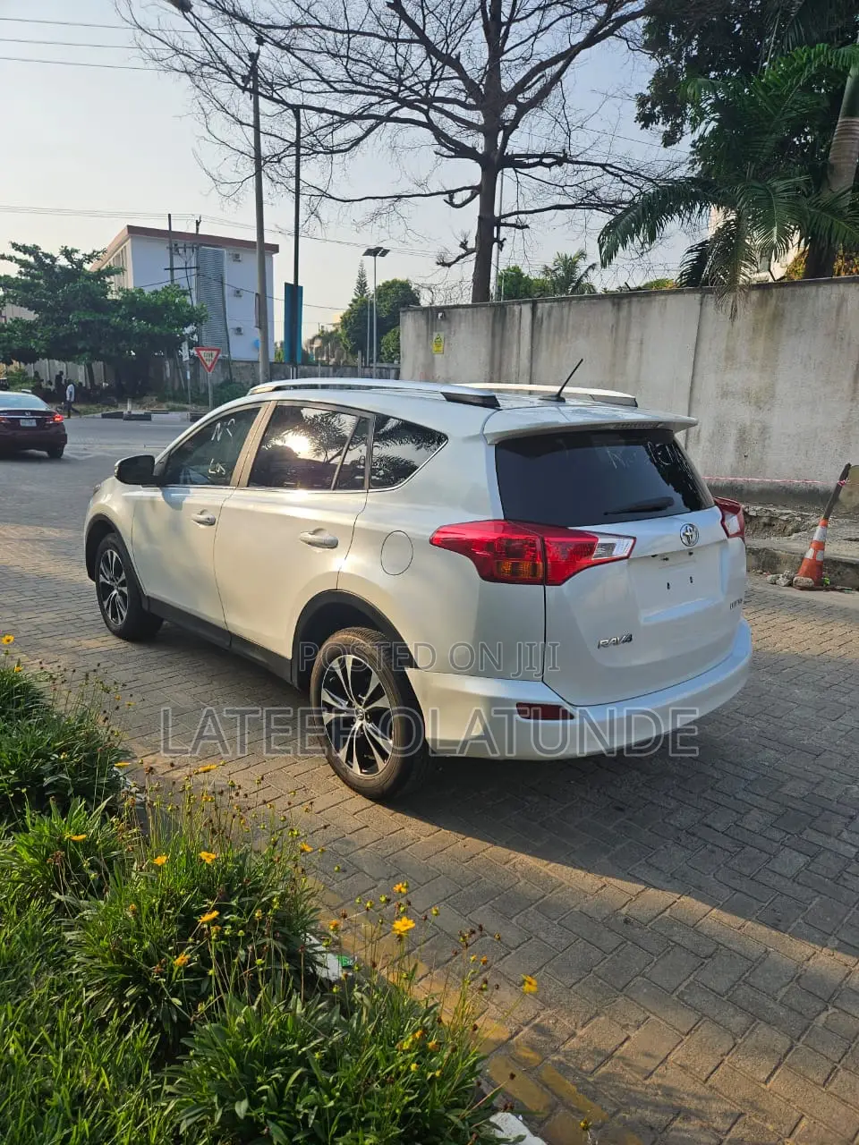 Toyota RAV4 Limited 4dr SUV AWD (2.5L 4cyl 6A) 2015 White