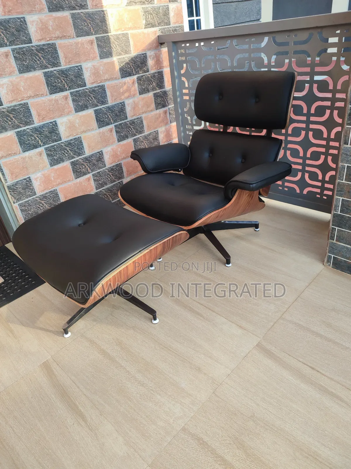 Relaxing Chair With Ottoman