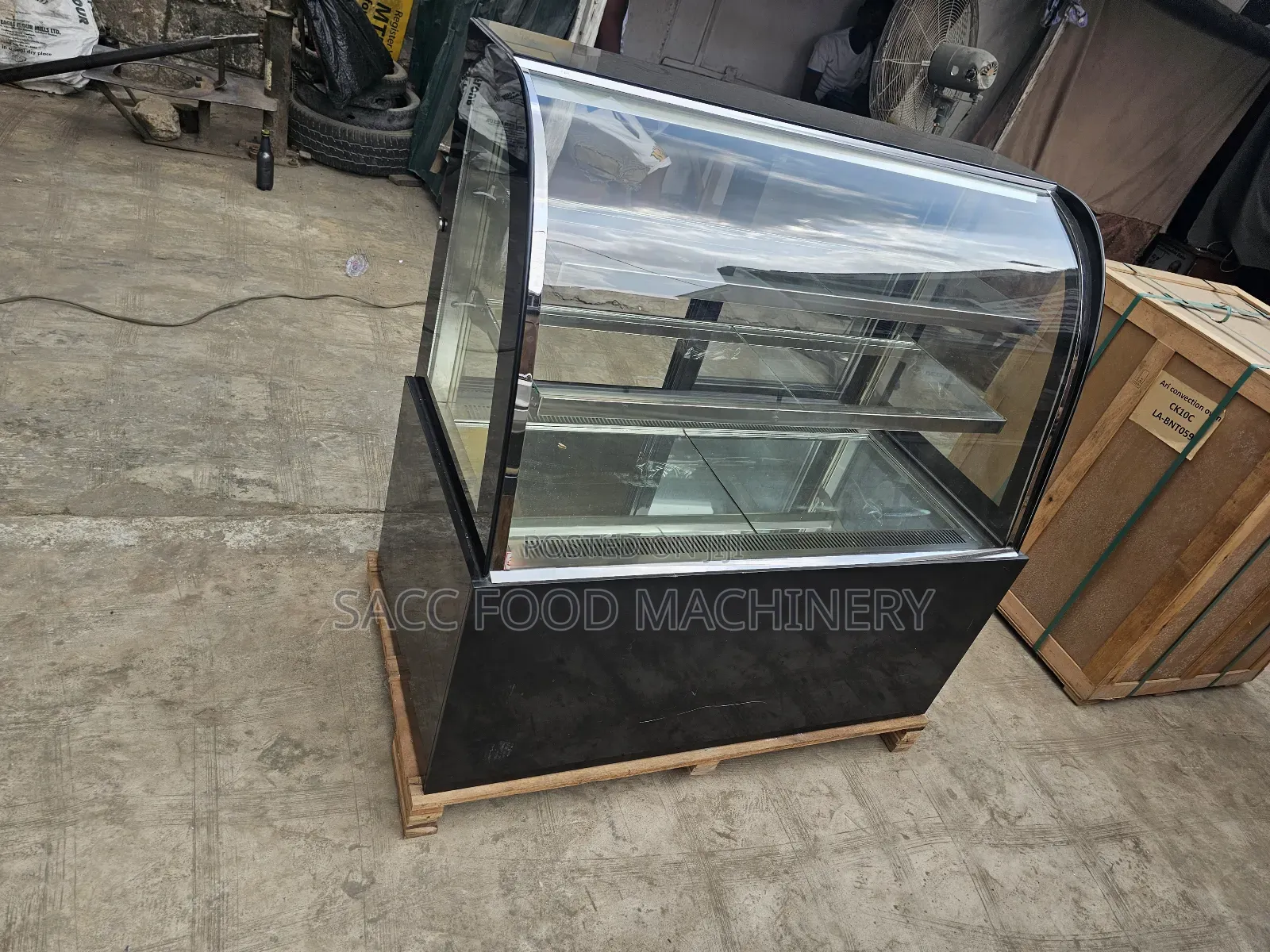 Standing Curved Glass Cake Display Chiller (4ft)