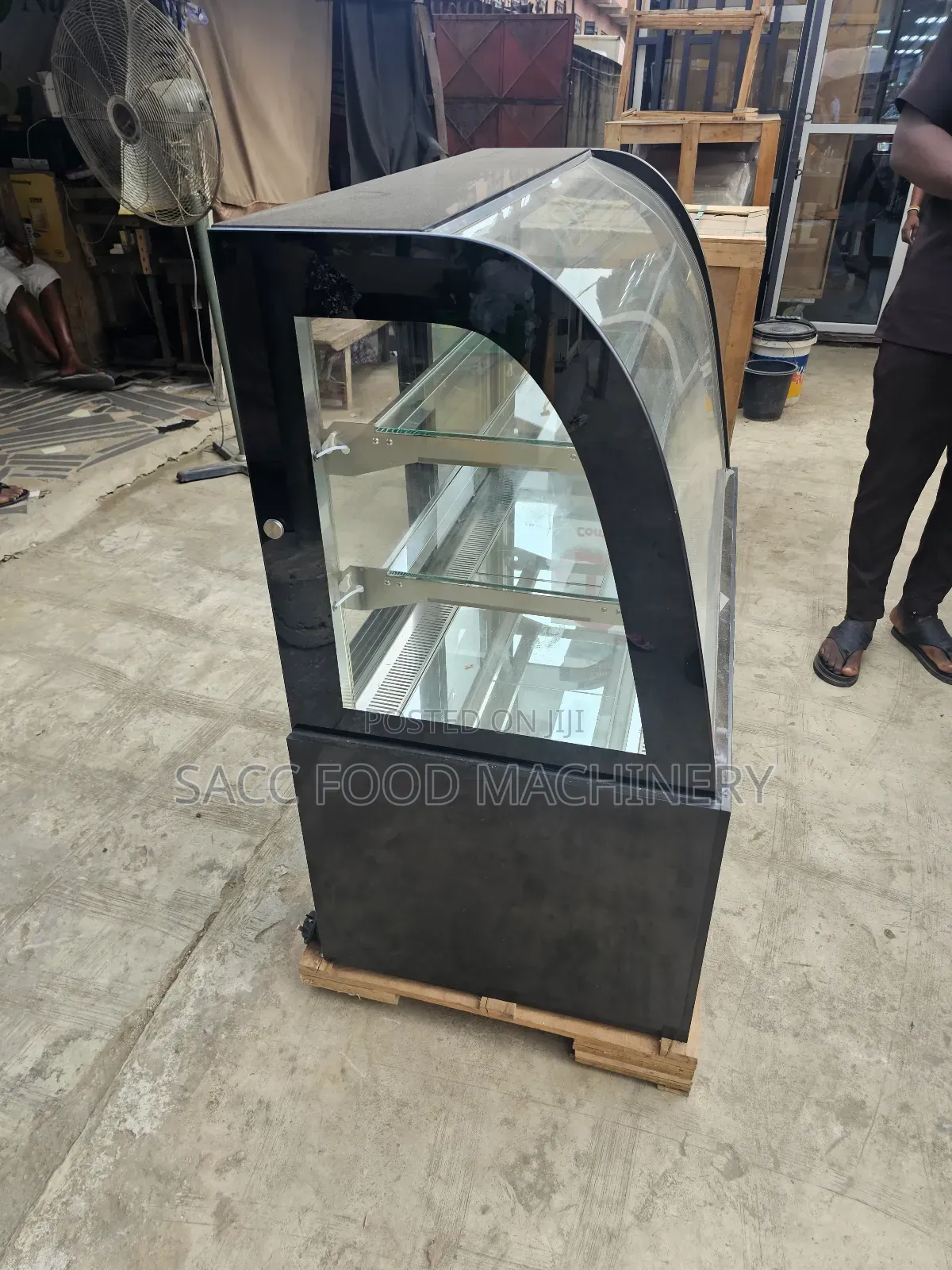 Standing Curved Glass Cake Display Chiller (4ft)