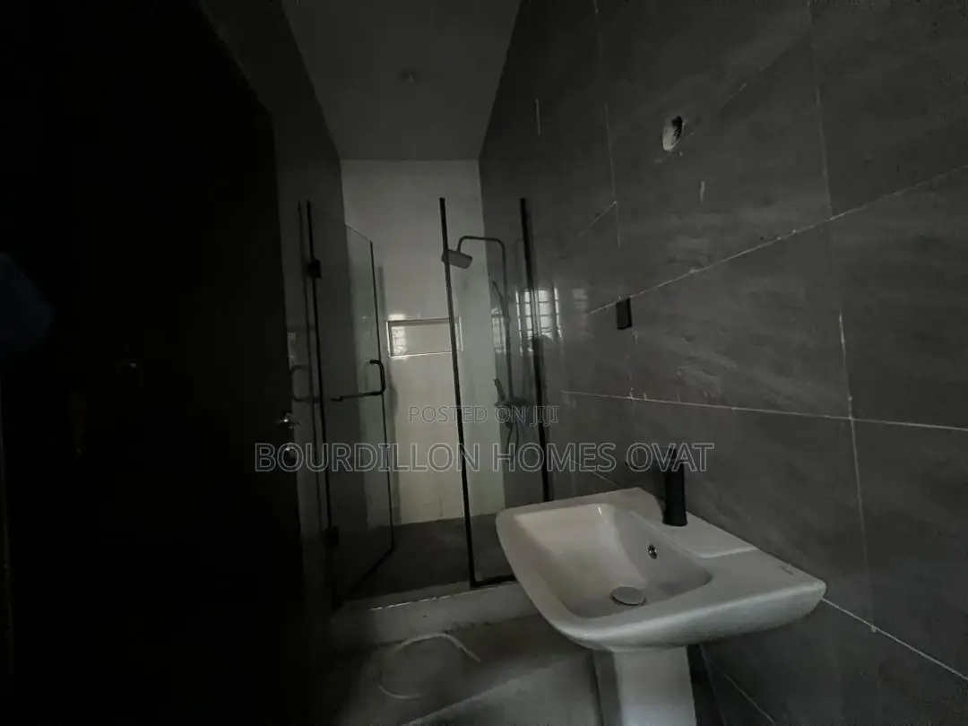 2bdrm Apartment in Lekki Phase 1 for sale