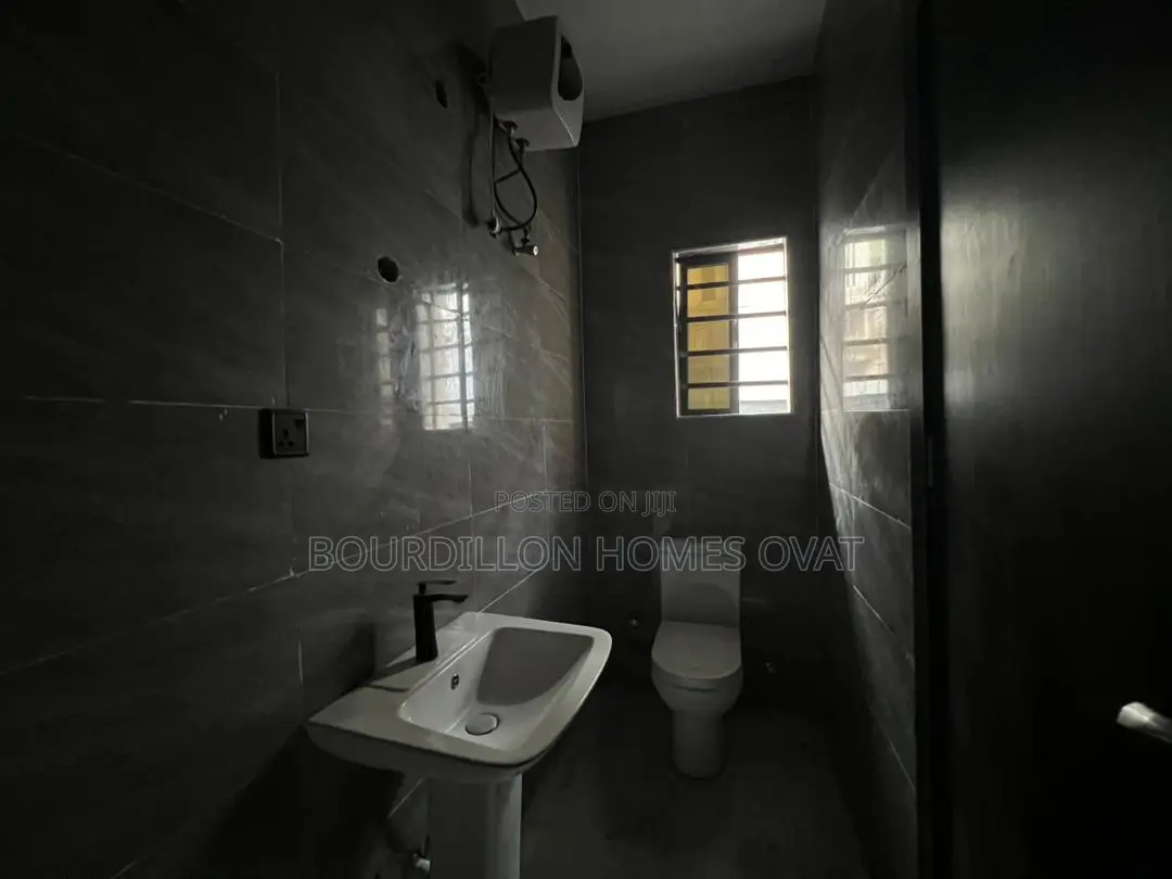 2bdrm Apartment in Lekki Phase 1 for sale