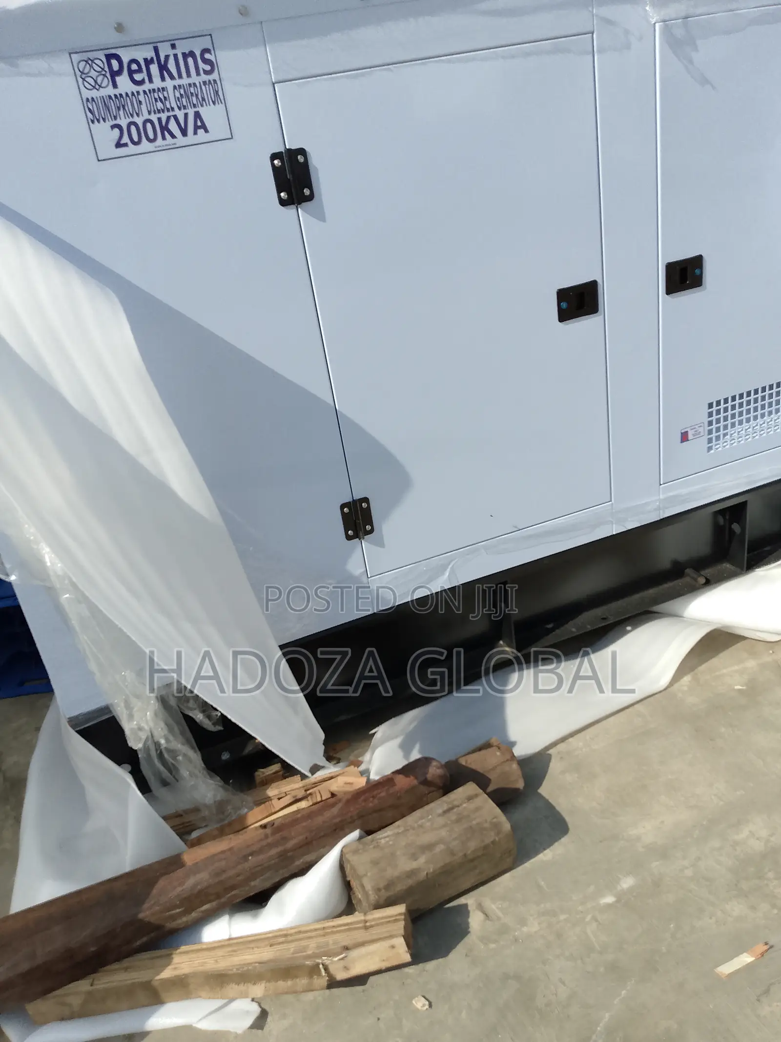 Clean-Burning 200kva Perkins Soundproof Generator
