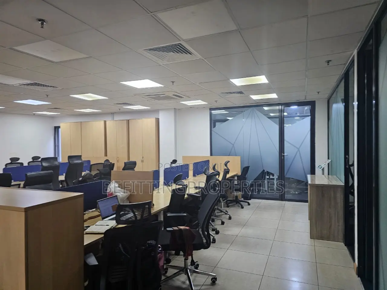 Clean, 280sqm Open-plan Serviced Furnished
