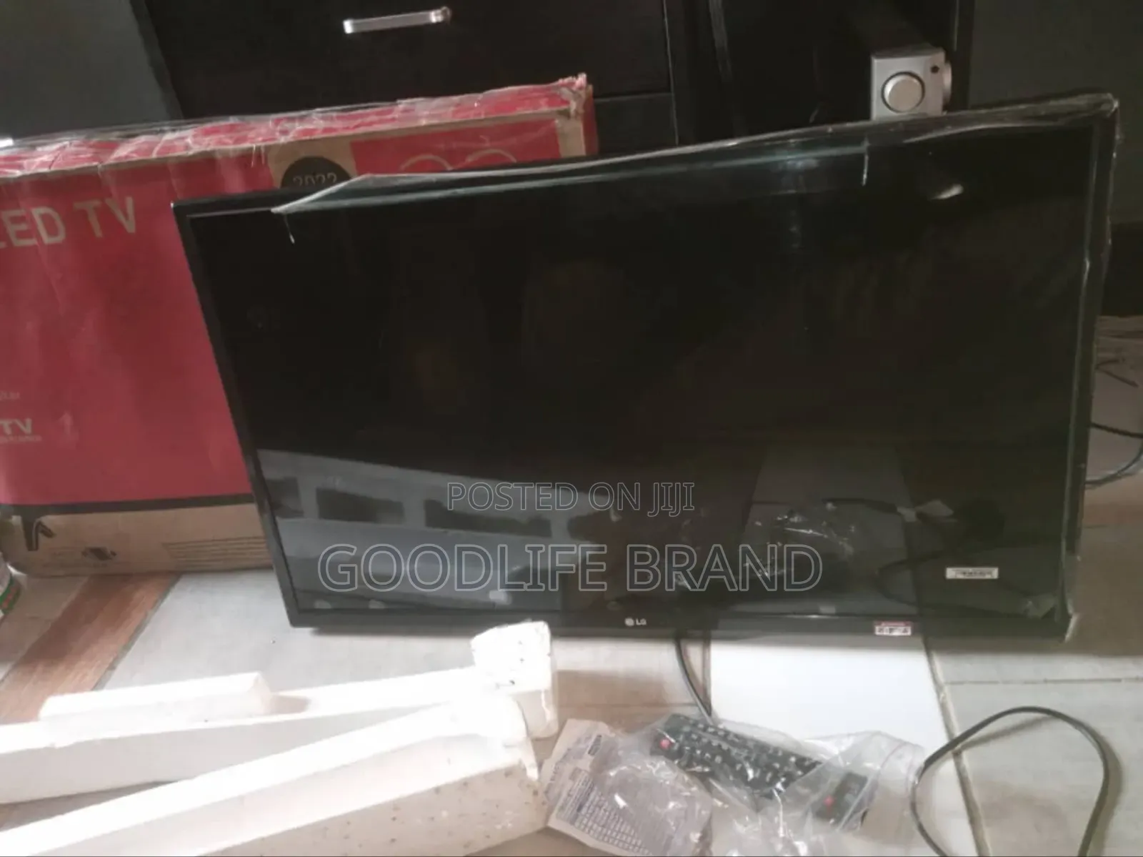 Super Clean Tv With Carton N Remote