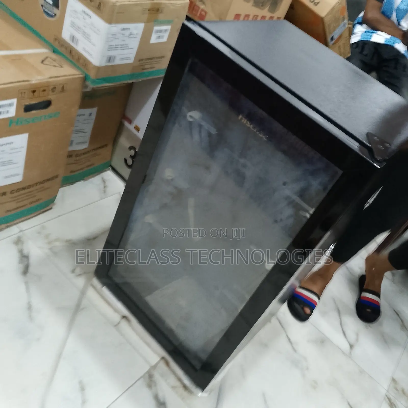Hisense 91L Glass Door Trendy Beverage Cooler