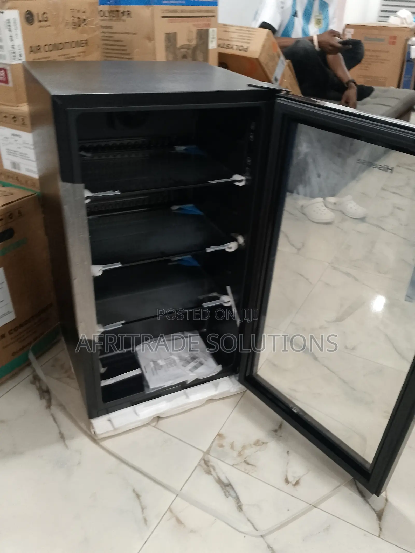 Popular 100% Hisense Beverage Cooler 90l 654