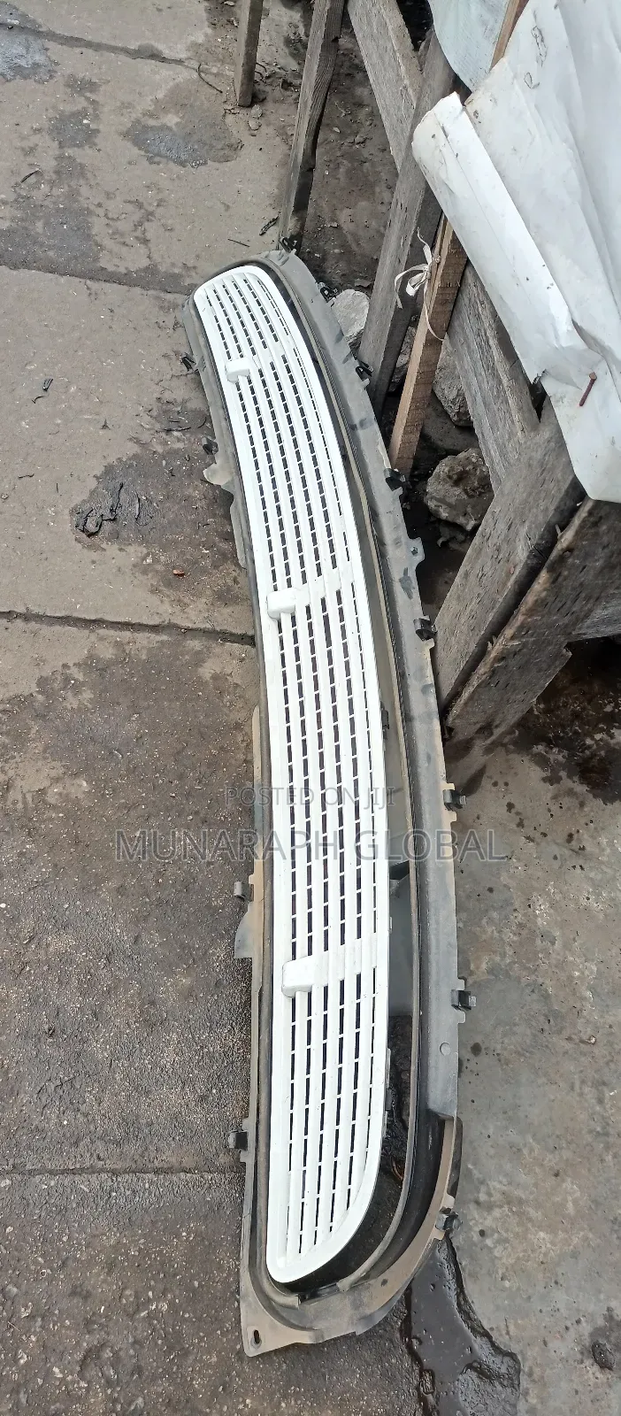 Mercedes Benz R350 Bonnet Grille.