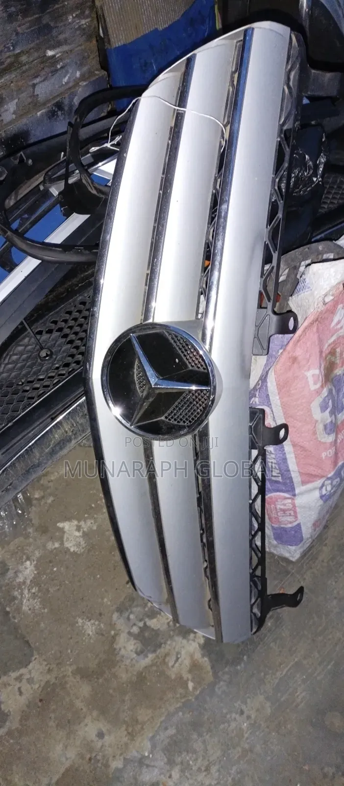Mercedes Benz R350 Front Grille.