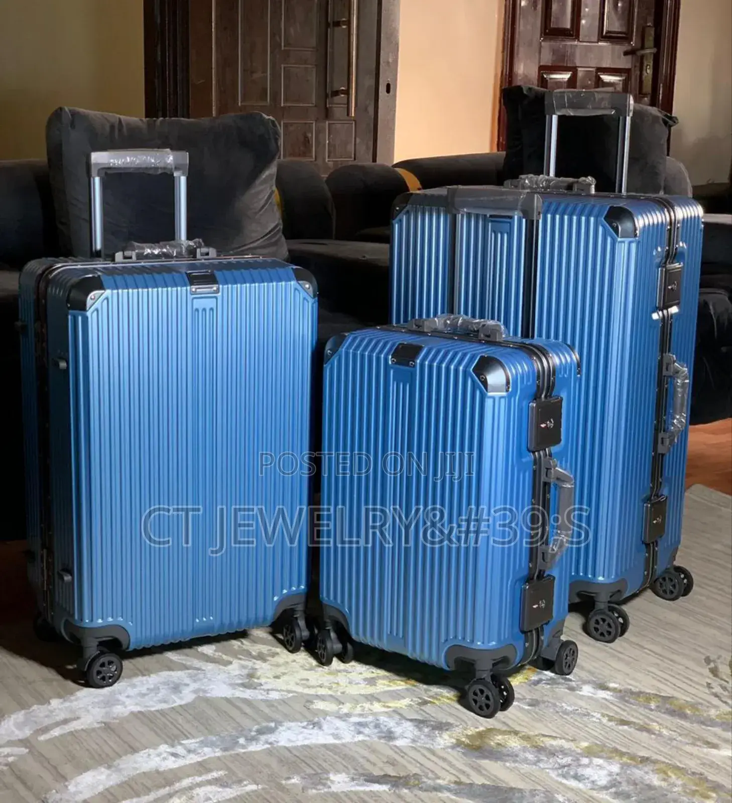 Nice Travelling Box Sizes in Large/Medium Small (Premium)