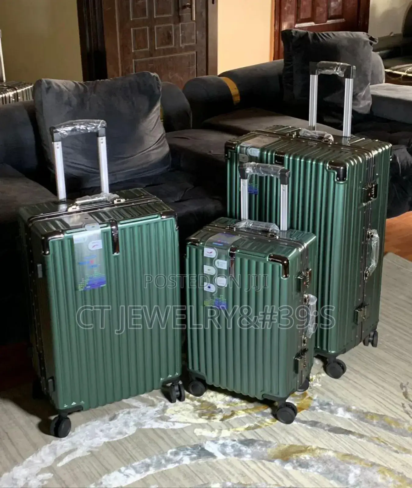 Nice Travelling Box Sizes in Large/Medium Small (Premium)