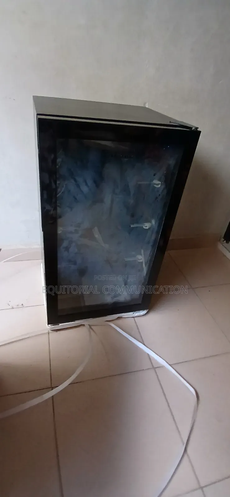 Jc-94 Hisense Sleek 91L Glass Door Beverage Cooler