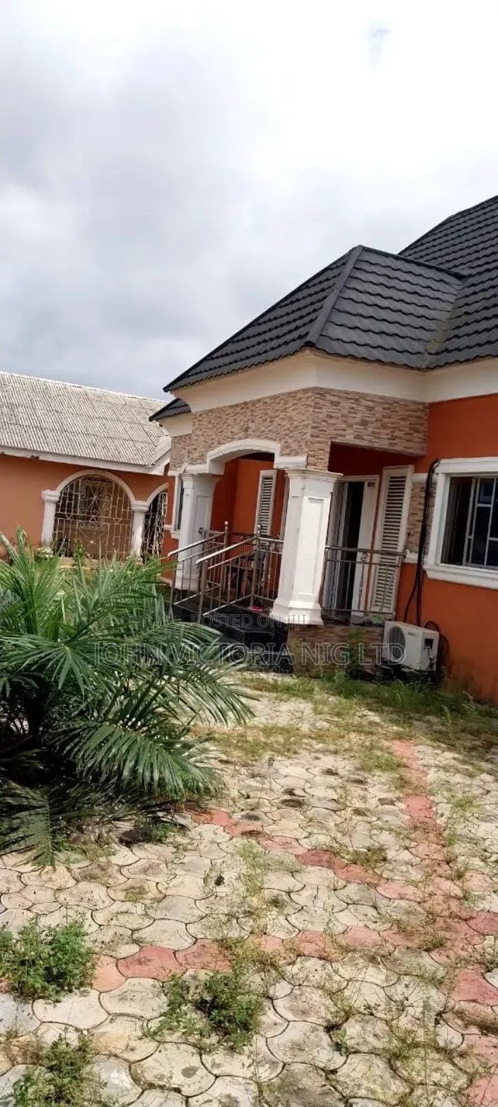 8bdrm Block of Flats in Okoafor for sale