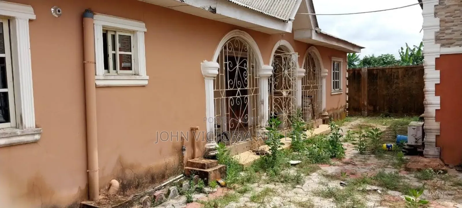 8bdrm Block of Flats in Okoafor for sale
