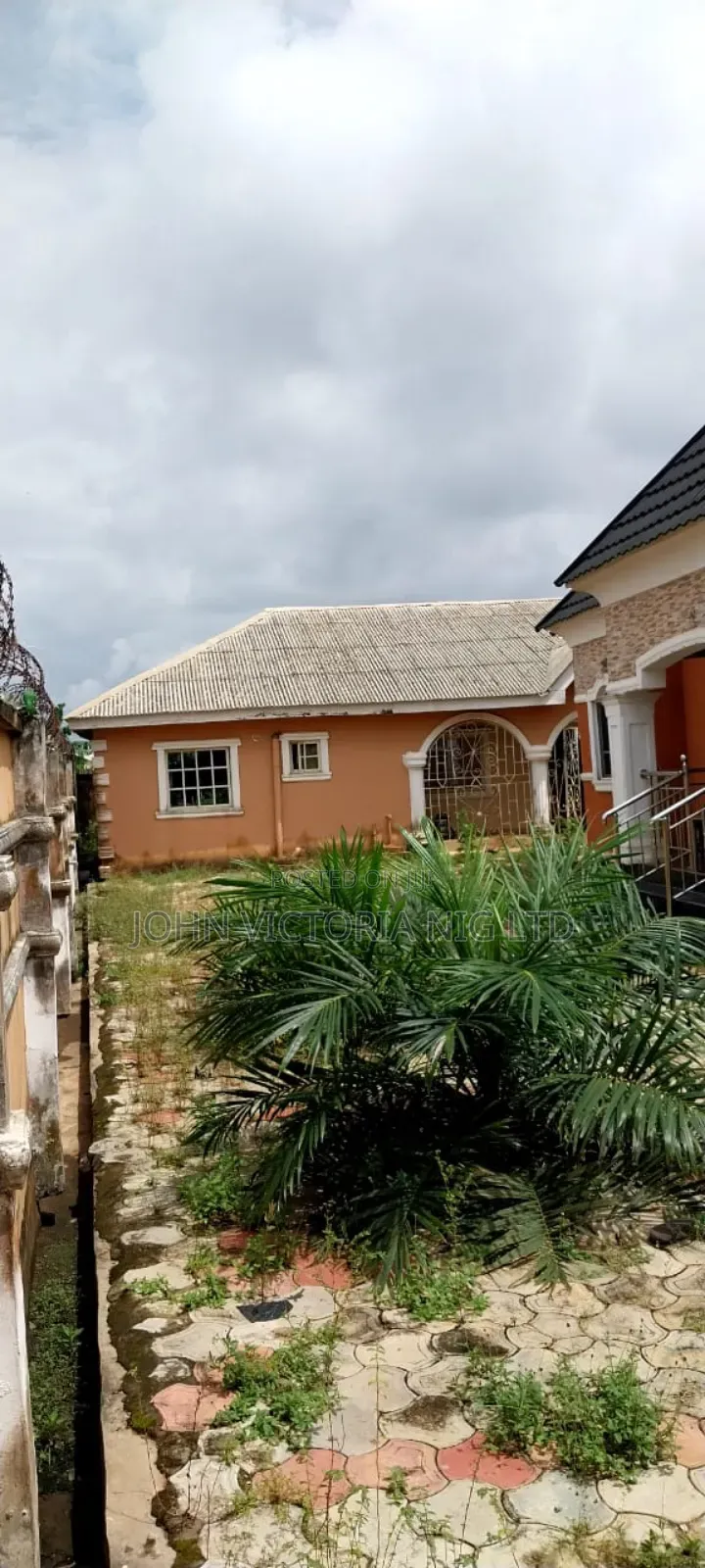 8bdrm Block of Flats in Okoafor for sale