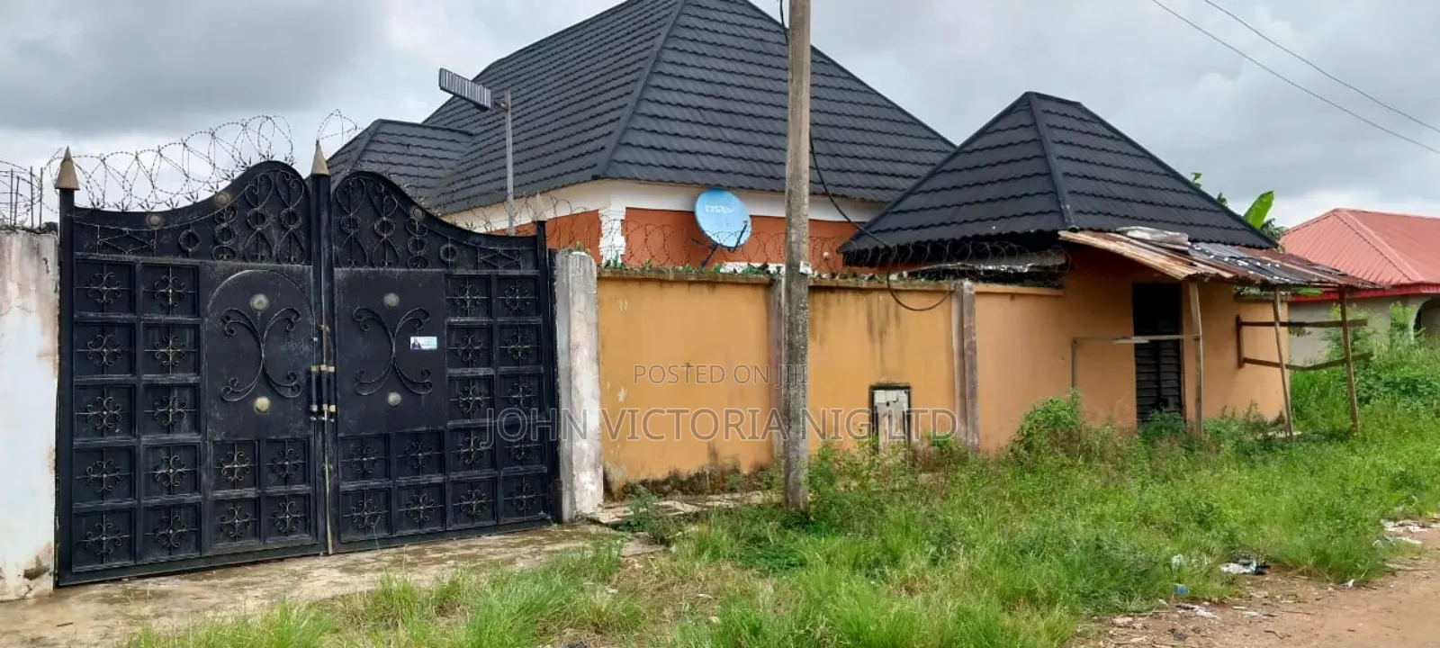 8bdrm Block of Flats in Okoafor for sale