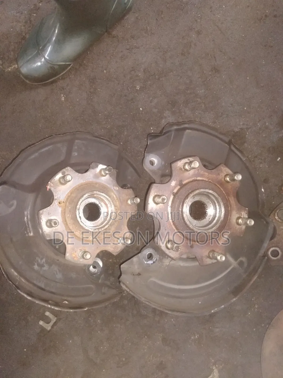 Mitsubishi Pajero Front Hub 20005