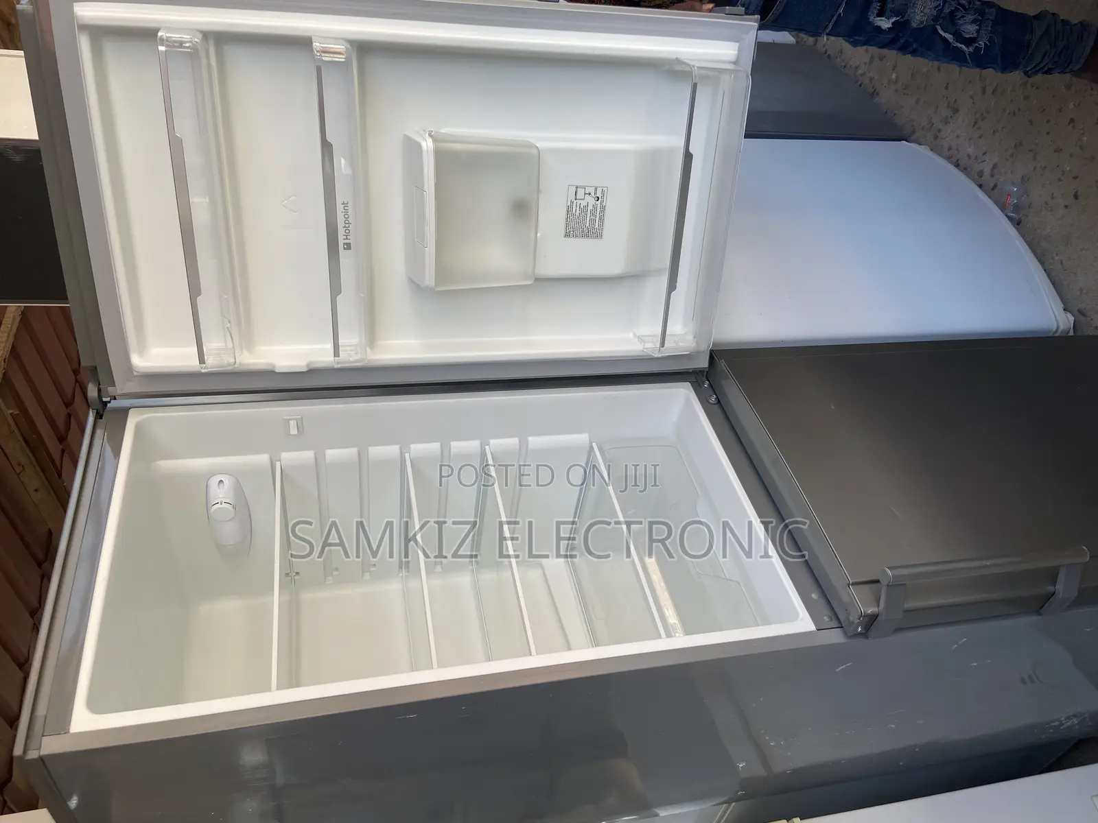 Hotpoint Frost Free Fridge Freezer With Non-Plumb Dispenser