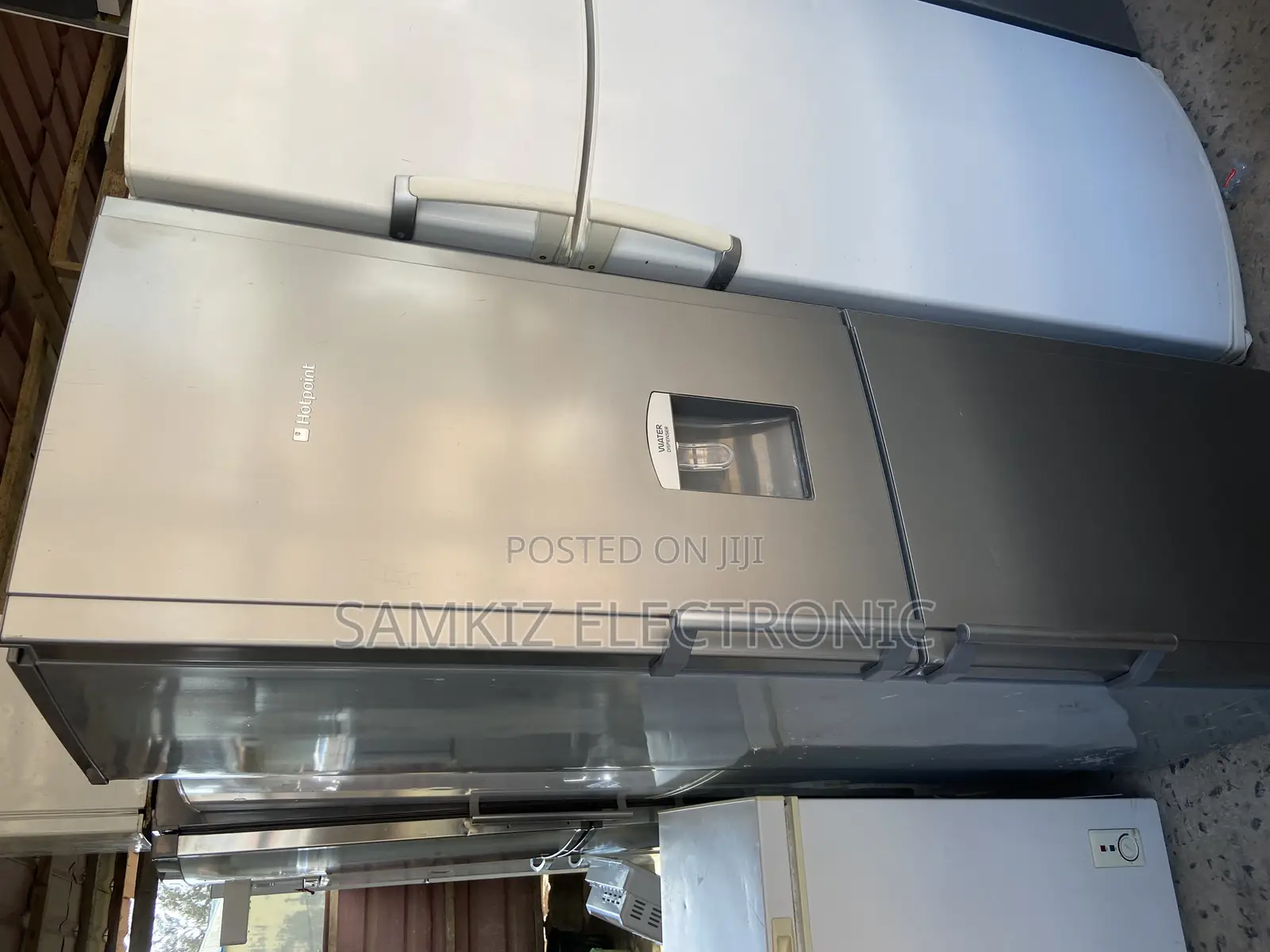 Hotpoint Frost Free Fridge Freezer With Non-Plumb Dispenser