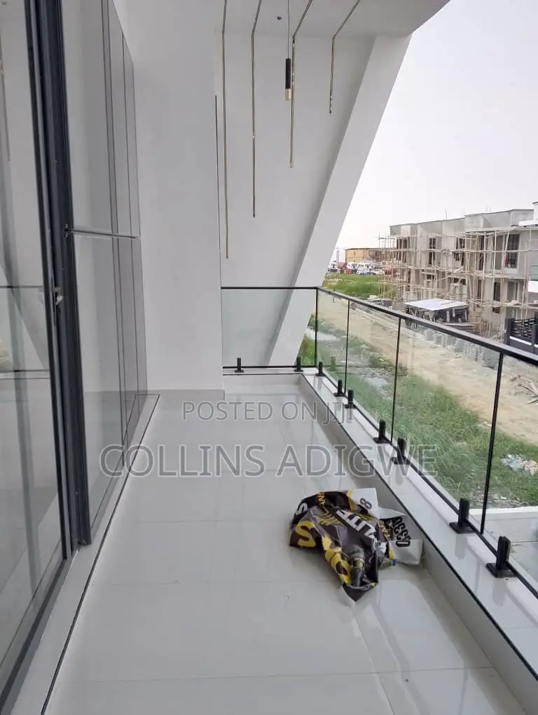 5bdrm Duplex in Flood Free Estate for sale