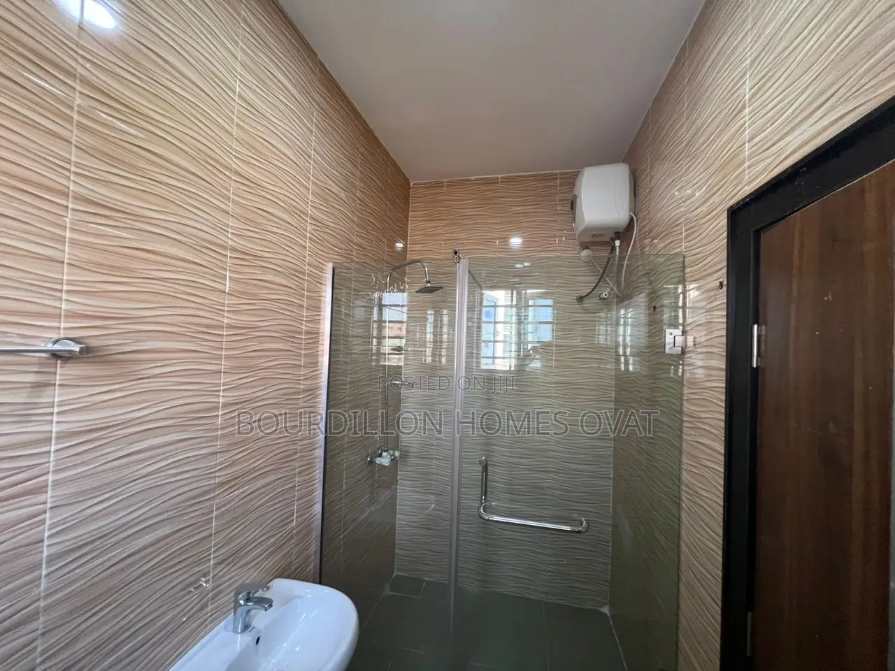 5bdrm Duplex in Ikate for sale