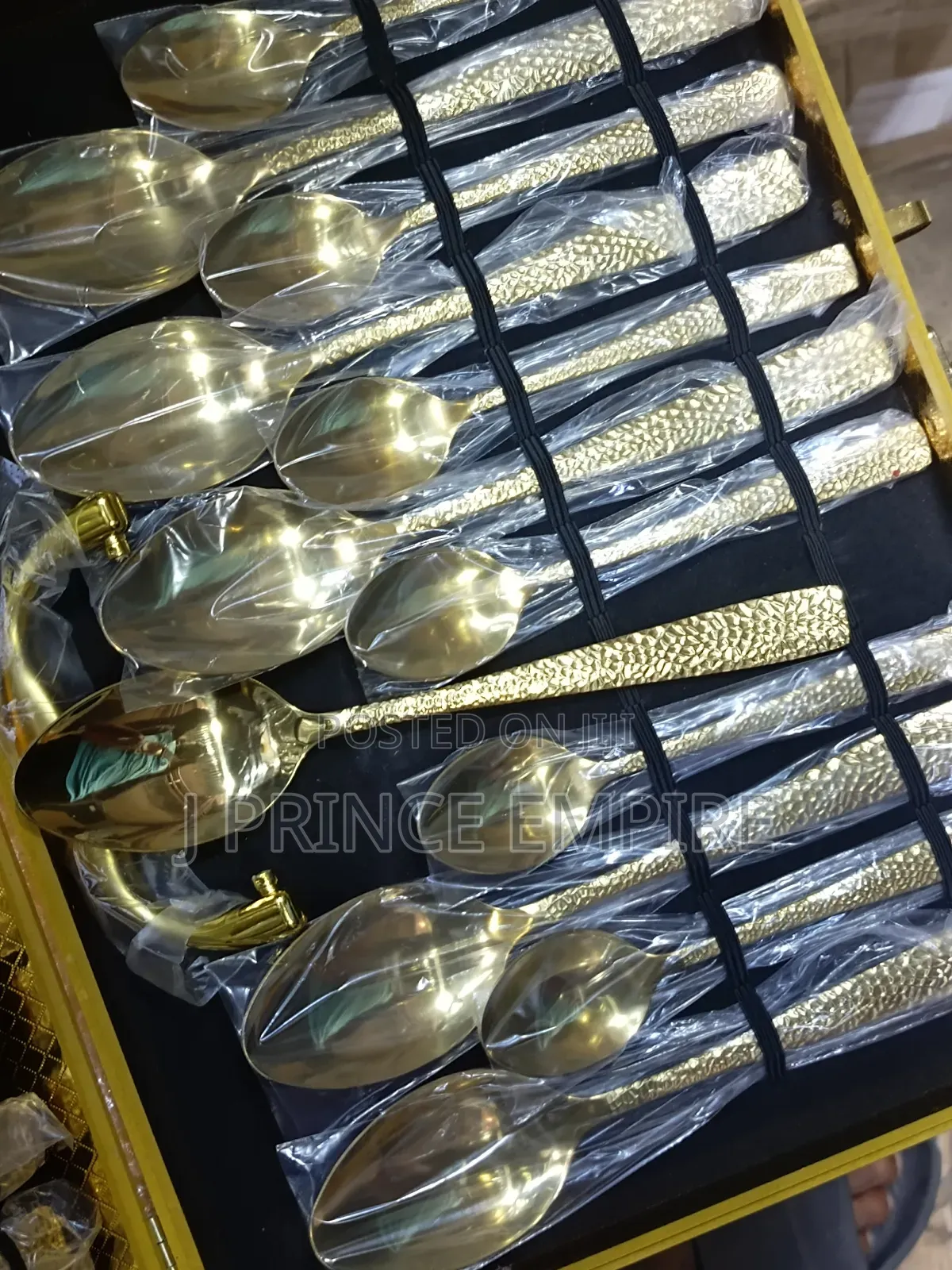 24-Piece Gold Cutlery Set Gift Box