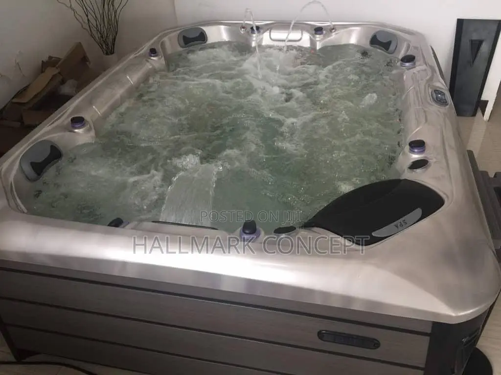 Luxury England 4 Occupancy Jacuzzi.