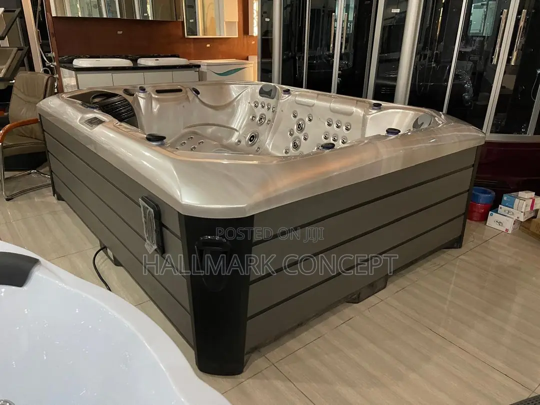 Luxury England 4 Occupancy Jacuzzi.