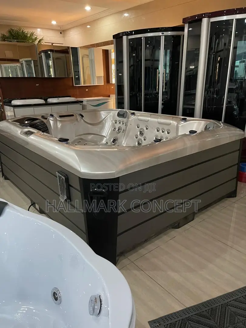 Luxury England 4 Occupancy Jacuzzi.