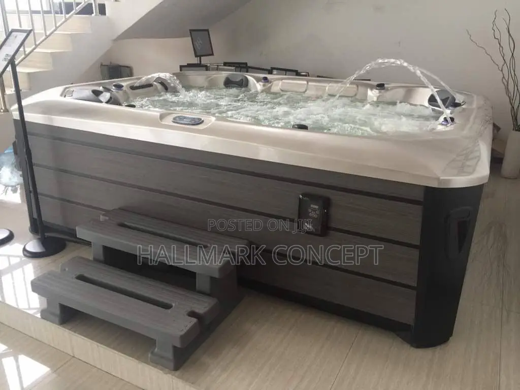 Luxury England 4 Occupancy Jacuzzi.