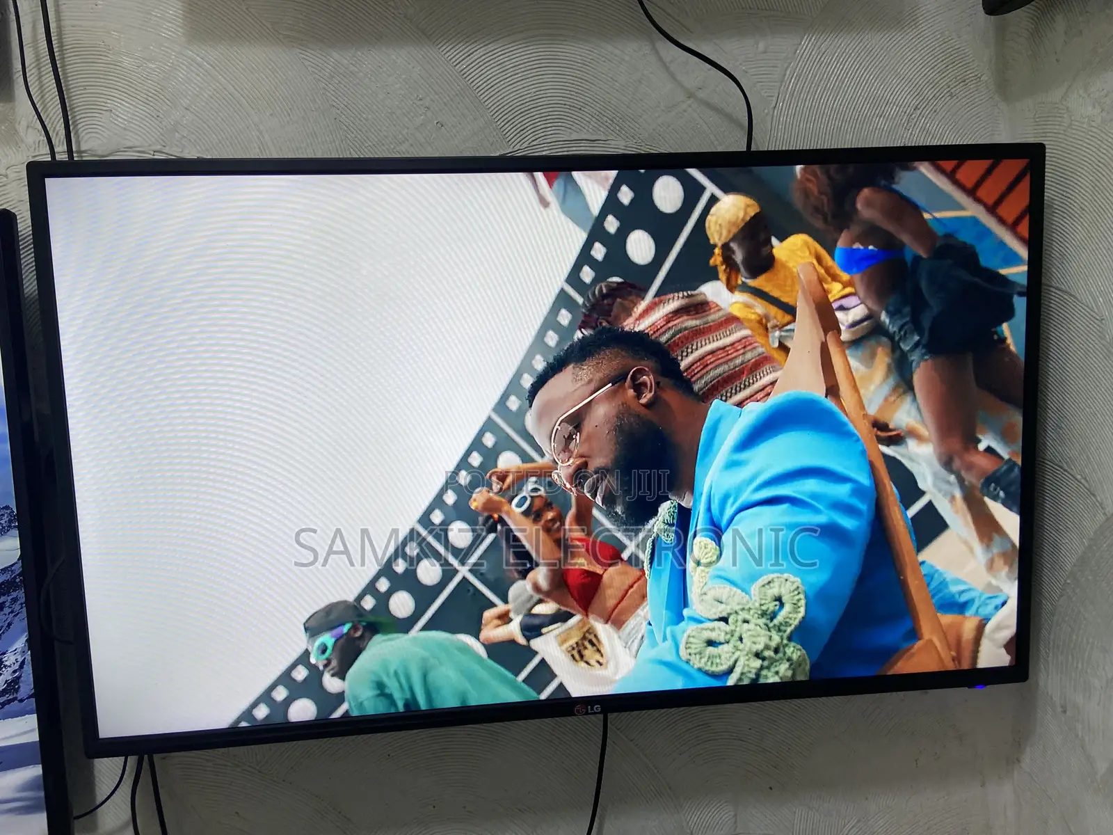 43 Inch Lg Led Non Smart Tv (Picture Quality 100%)