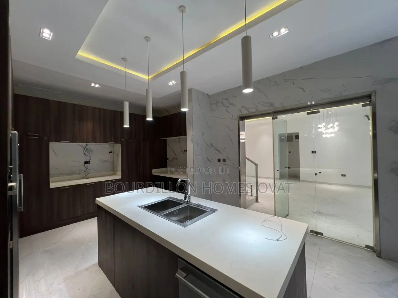 5bdrm Apartment in Jakande for sale