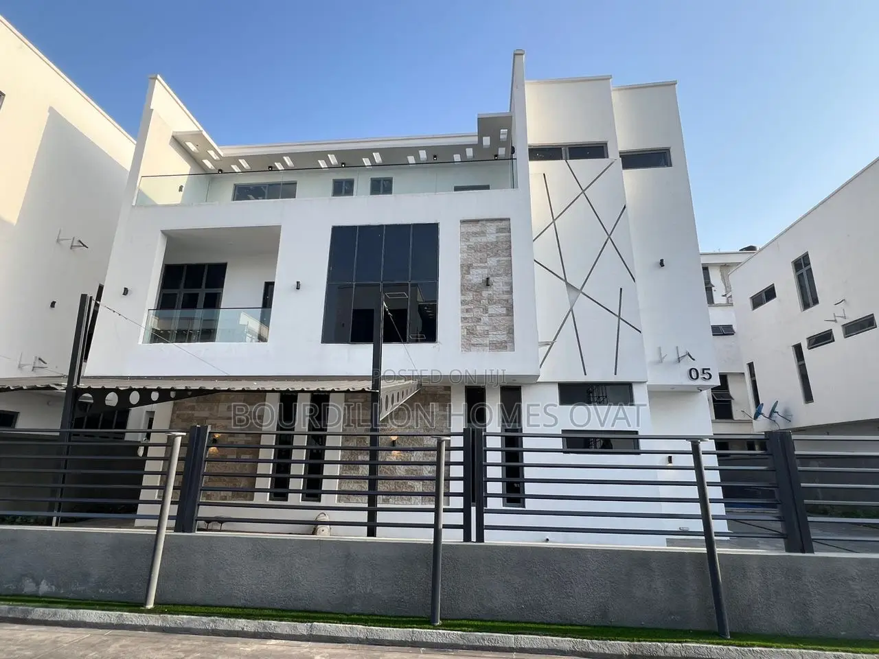 5bdrm Apartment in Jakande for sale