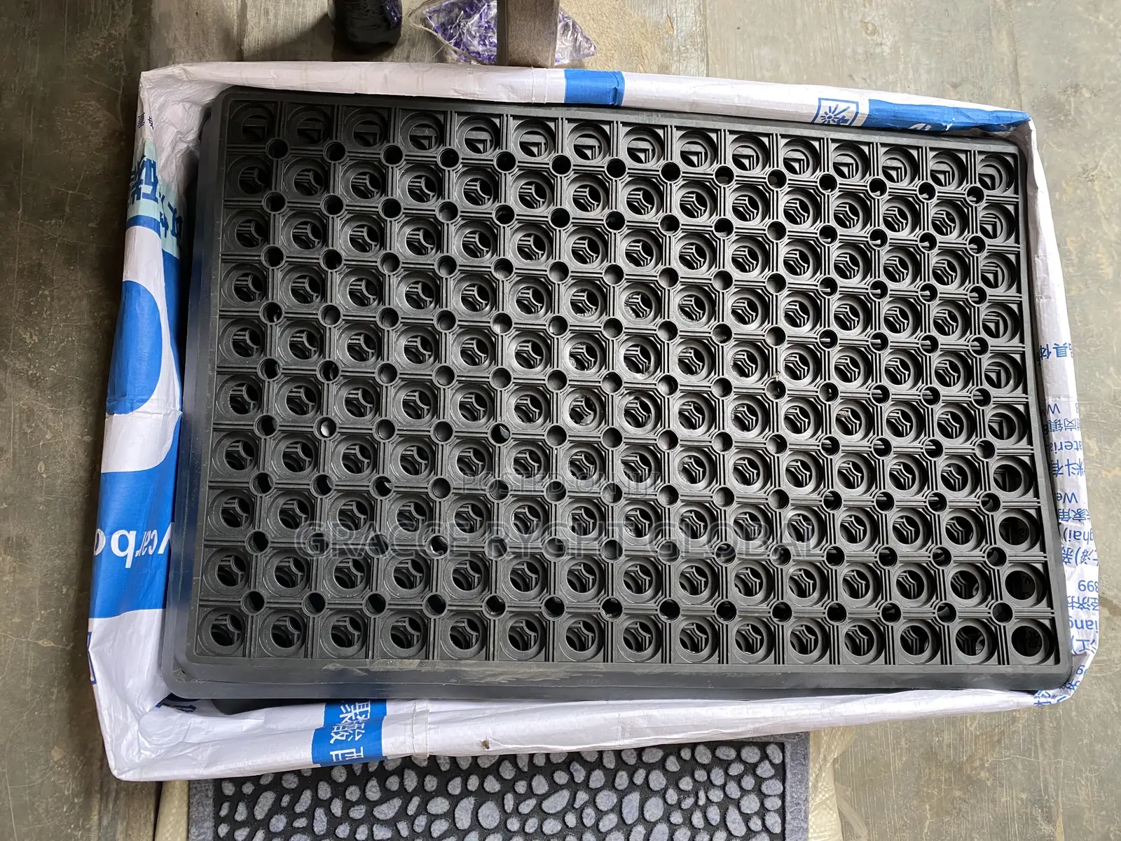 Non Slip Hollow Mat 40 X 60cm