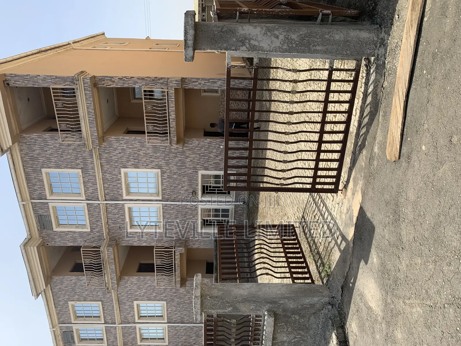 5bdrm Duplex in Idu Industrial for sale