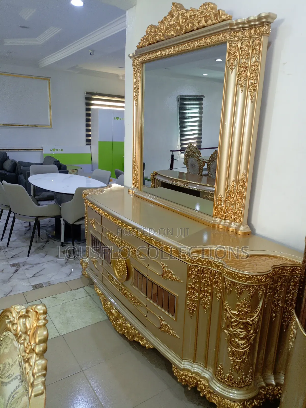 8 Seaters Complete Dinning Set Wit Bar N Mirror Consor