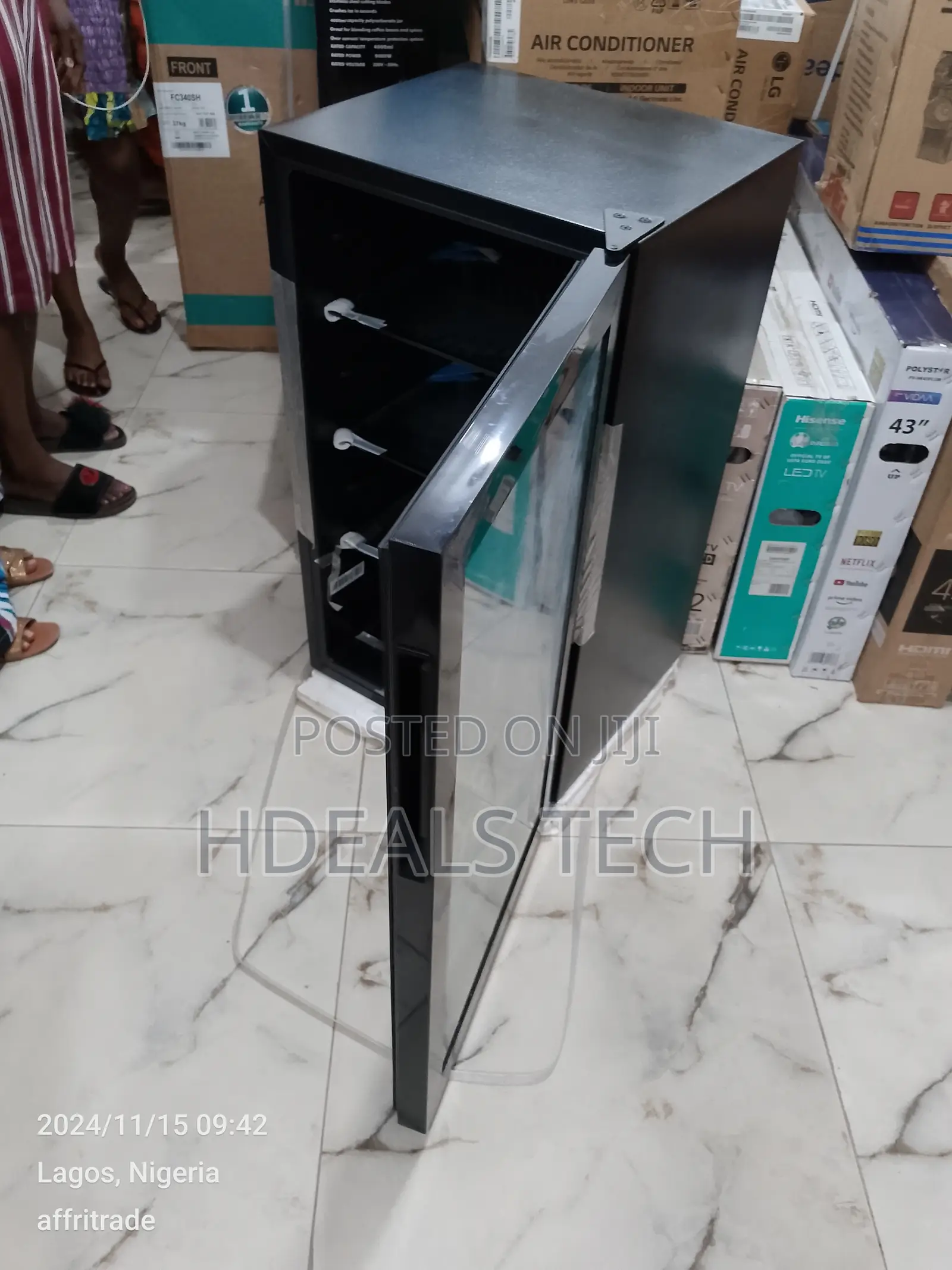 Unique Berevages Cooler - Hisense 90 Litres