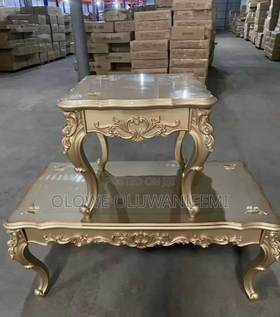 Royal Center Table With 2 Stools