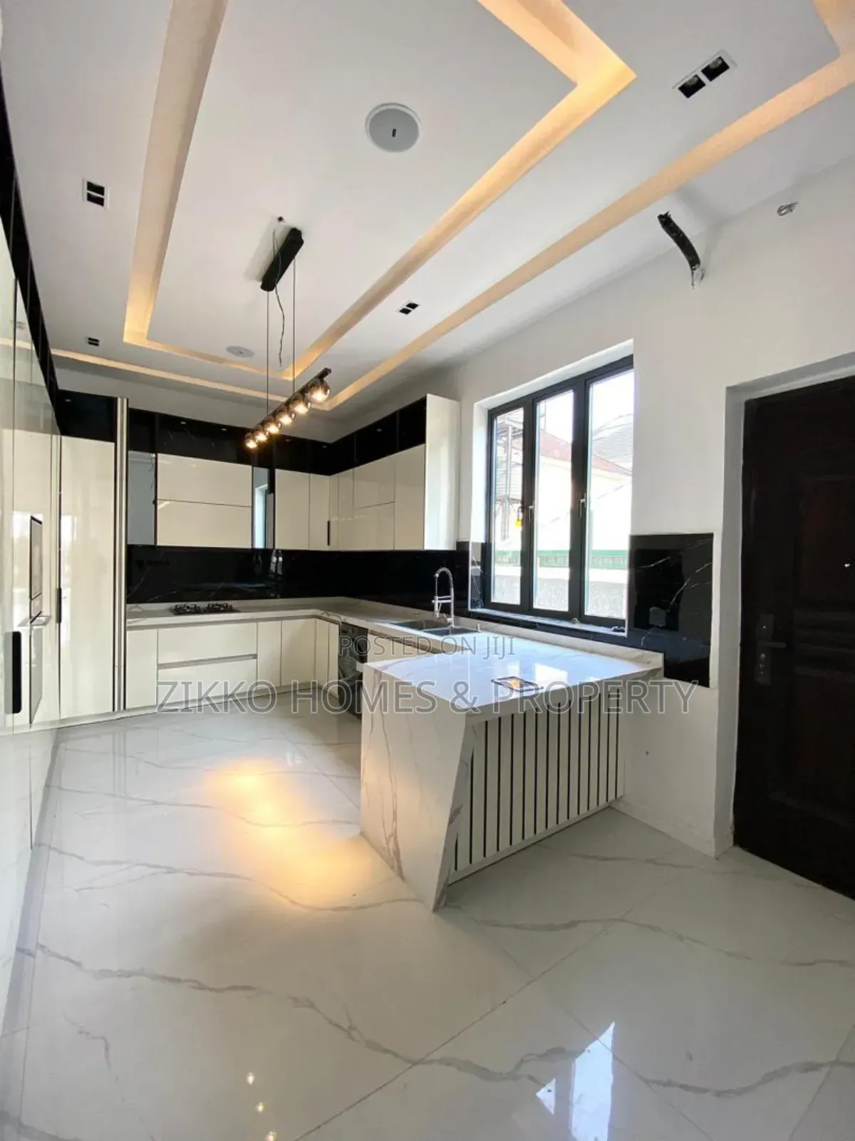5bdrm Duplex in Ikota for sale