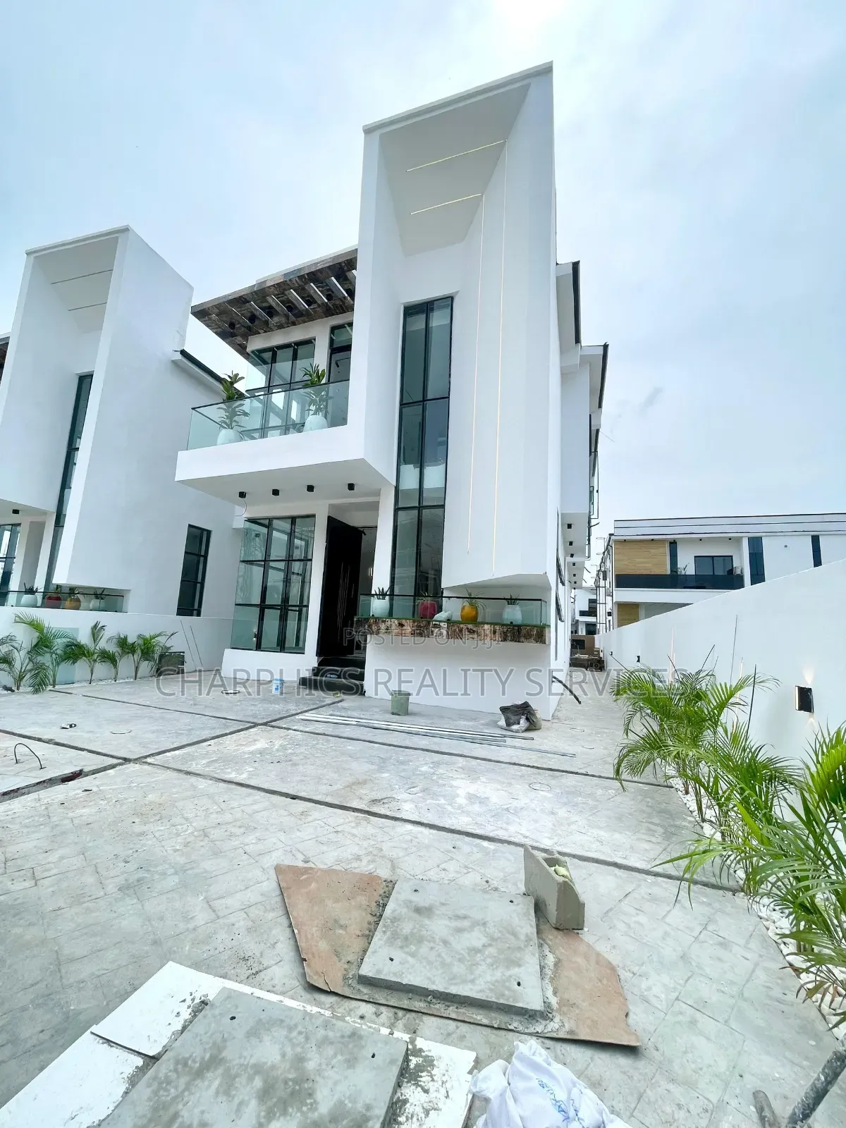 5bdrm Duplex in Chevron for sale